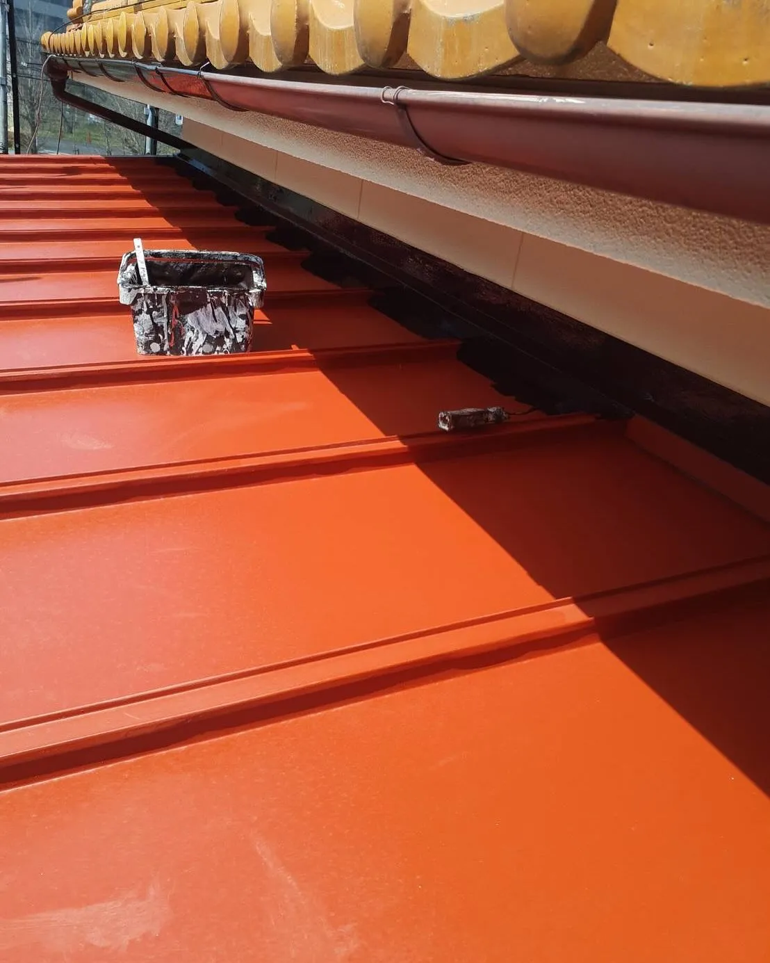 埼玉県鴻巣市のY様邸で、外壁と屋根の塗装工事が順調に進んでお...