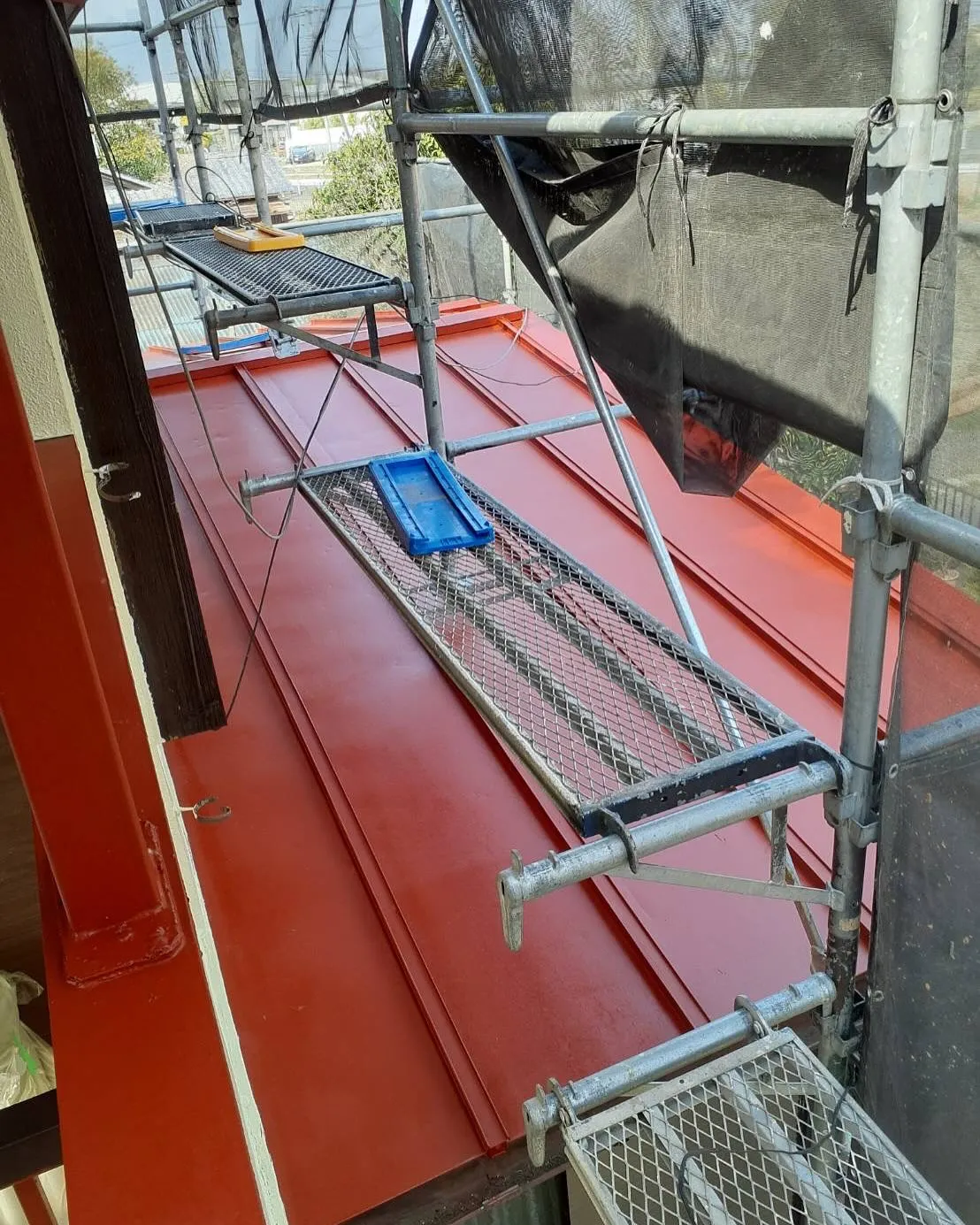 埼玉県鴻巣市のY様邸で、外壁と屋根の塗装工事が順調に進んでお...