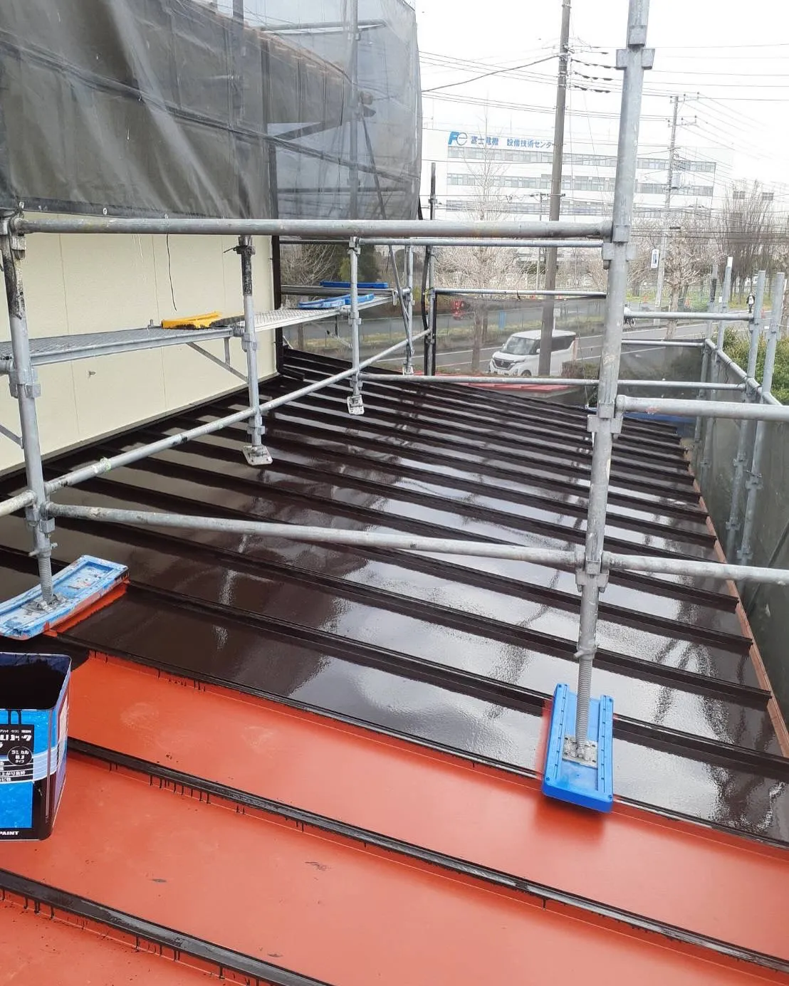 埼玉県鴻巣市のY様邸で、外壁と屋根の塗装工事が順調に進んでお...