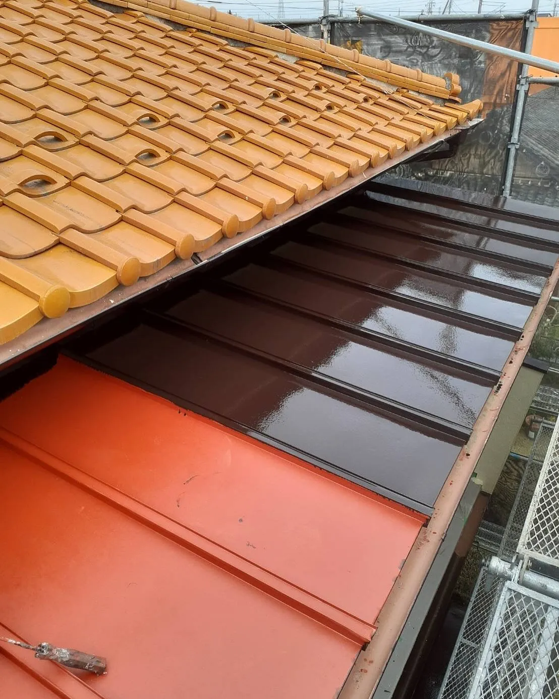 埼玉県鴻巣市のY様邸で、外壁と屋根の塗装工事が順調に進んでお...